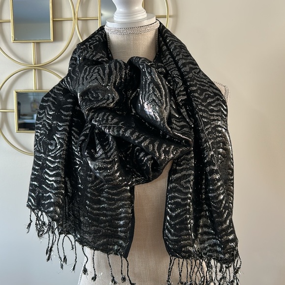 🌹Badgley Mischka Rayon Metallic Black and Silver Zebra Print Shawl, wrap, scarf - Picture 1 of 14